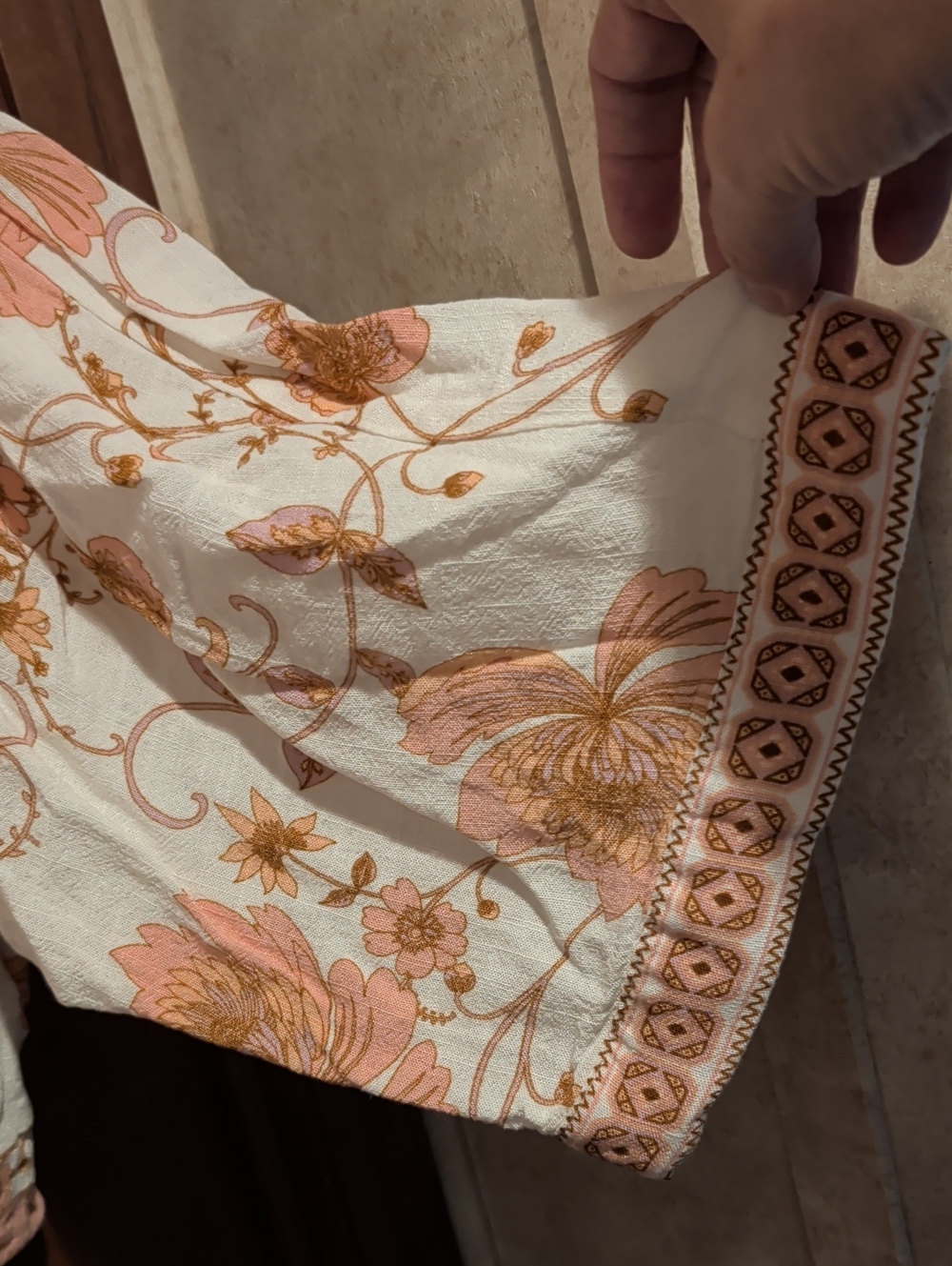 Rose & Olive Resort Peach Floral Cropped V-Neck Top - Picture 4 of 6